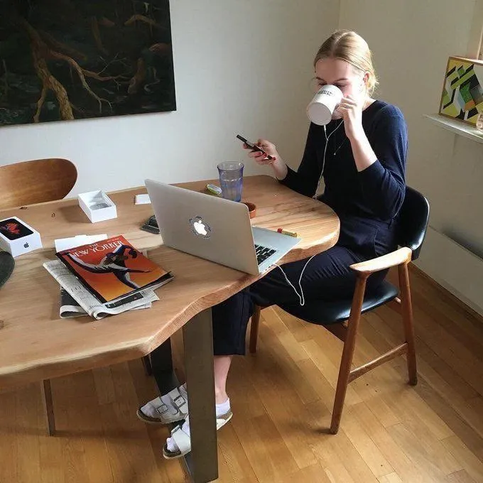 Monitory z danymi i wykresami